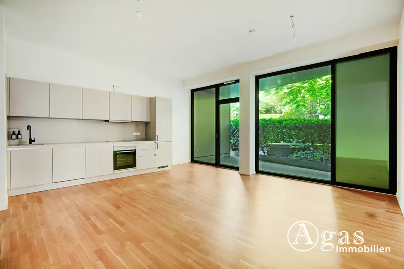 SCHÖN KÜHL TROTZ SOMMER! Großzügige EG 4 Zimmer Wohnung mit Terrasse, ca. 103 m² und EBK in Mitte! — photo 1